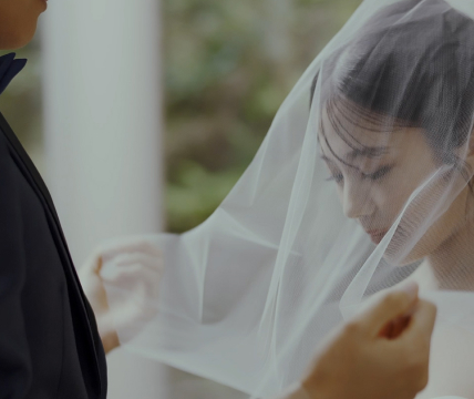写真：新郎が新婦のヴェールをまくる様子