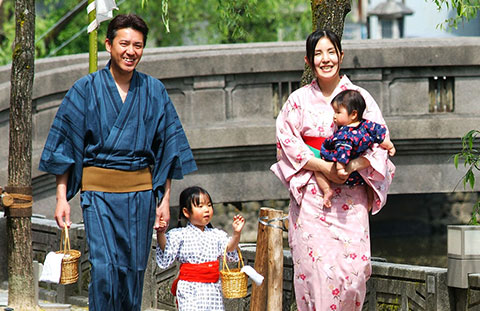 Photo: A family in yukata walking through the streets of Kinosaki