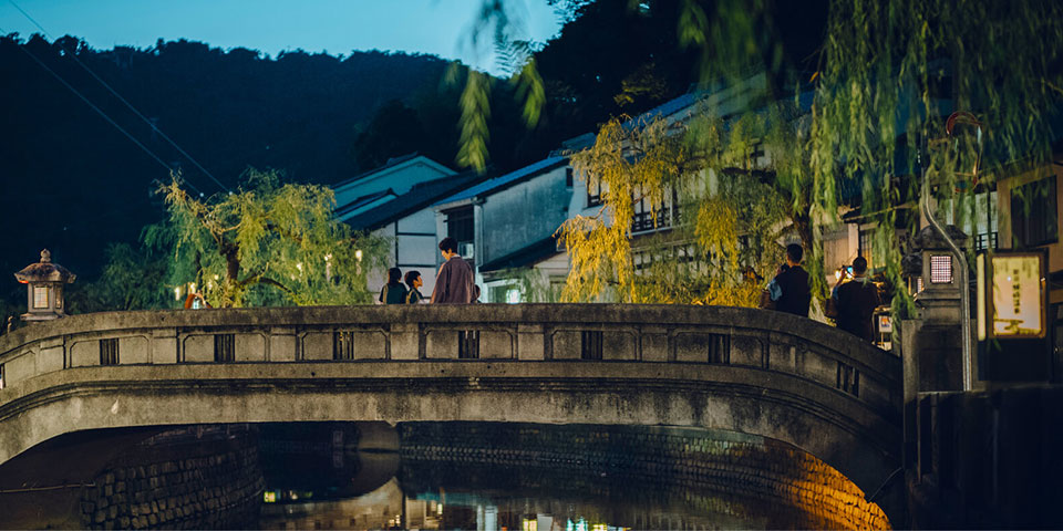 Photo: Guests enjoying the lights of the city of Kinosaki