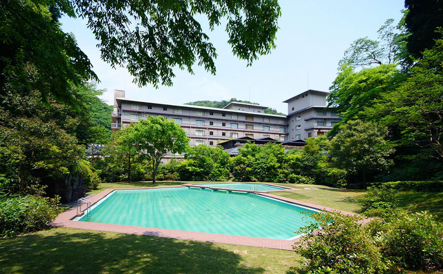 伝統と革新、5万坪の大庭園と森林に囲まれた宿